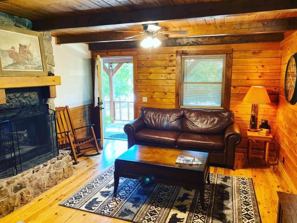 Cozy Cabin At Bear Mountain Log Cabins Eureka Springs Exterior photo