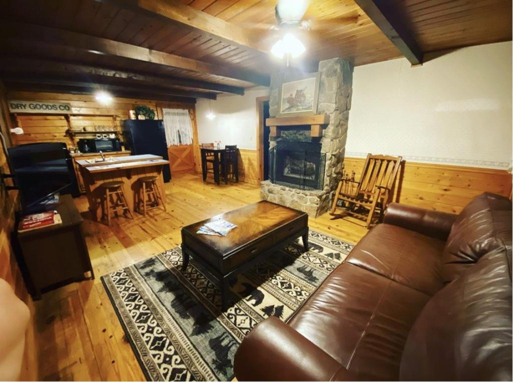 Cozy Cabin At Bear Mountain Log Cabins Eureka Springs Exterior photo