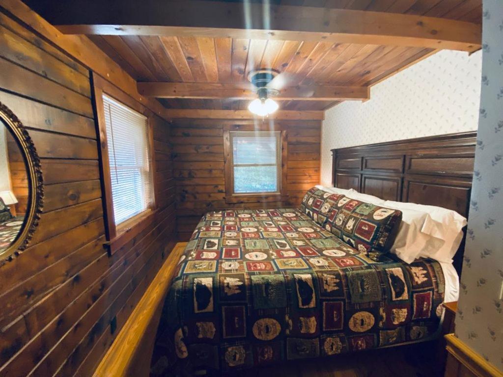 Cozy Cabin At Bear Mountain Log Cabins Eureka Springs Exterior photo