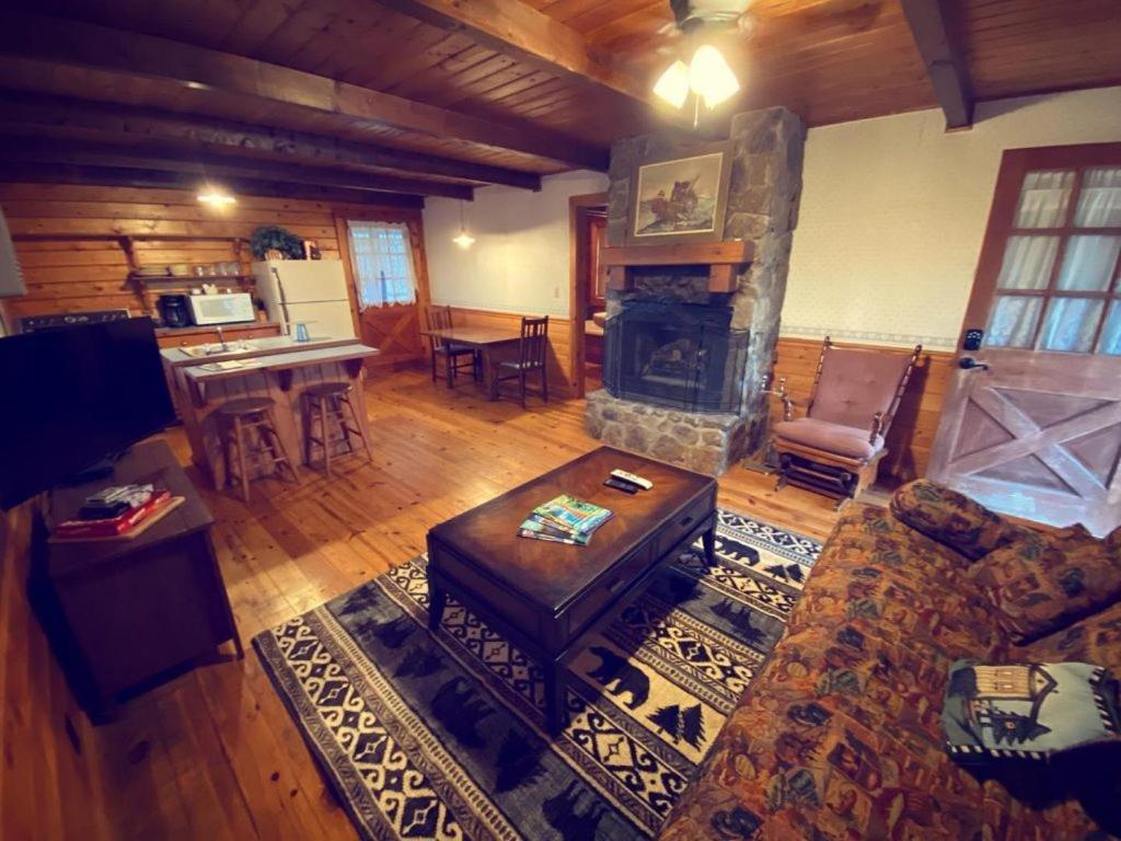 Cozy Cabin At Bear Mountain Log Cabins Eureka Springs Exterior photo